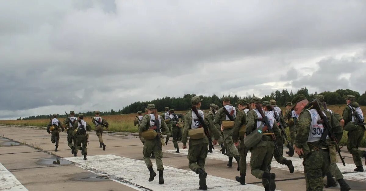 Часть войск идущая впереди. Марш-бросок военнослужащих. Армейский марш бросок. Солдаты на марш броске. Бег в армии.