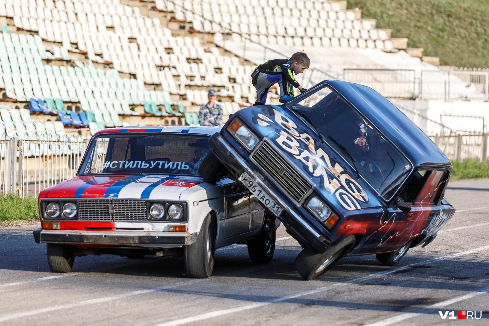 Каскадеры на ёлке в байк центре. Каскадер 4 буквы. Мотофристайл шоу. Форсаж 9 - fast & furious 9 (2021). Роллер в прыжке.