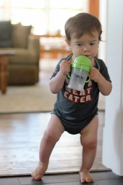 Открытки с 10 месяцами. 10 месяцев девочке. Поздравляю с 10 месяцами. Идеи фотосессии на 8 месяцев. Десятимесячный ребенок.