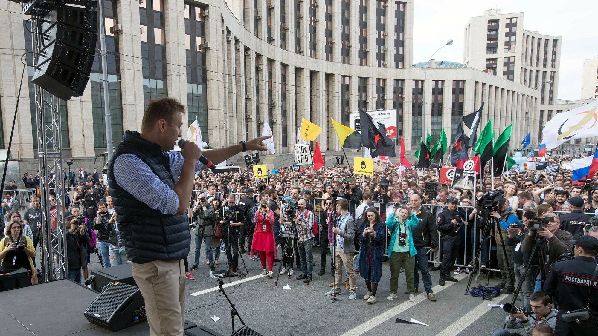 Выступления навального на митингах. Митинг Навального. Митинг оппозиции. Митинг с трибуны.