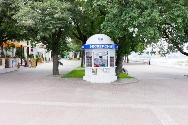 Экскурсионное бюро. Экскурсионное бюро геленджик. экскурсионный киоск сочи. экскурсионная будка сочи. экскурсионный ларек.