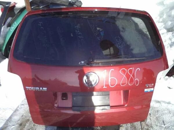 Крышка багажника фольксваген туран. Крышка багажника vw touran. Крышка на таурек. Надпись на крышке багажника фольксвагена туран как выглядит. Фото крышки багажника тоуран.