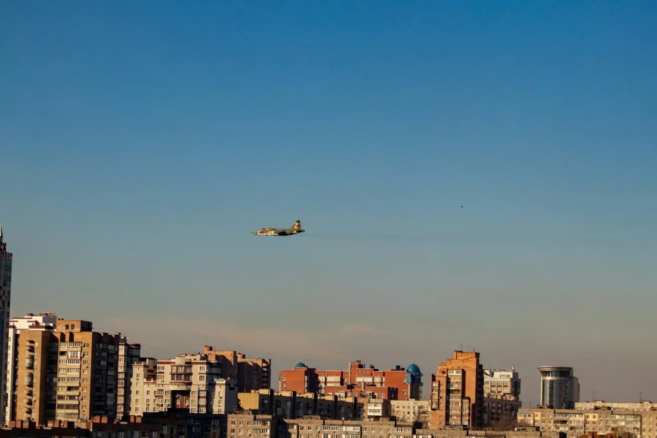 Самолет над донецком. Катастрофа самолета ан24 чугуева. Катастрофа boeing 777 под донецком. Катастрофа boeing 777 в донецкой области. Фото: metin aktas / anadolu agency / getty images.