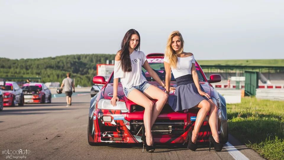 Реклама тт 2025 с девушкой