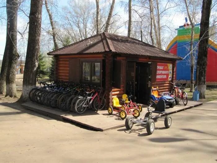 Павильон велопроката. Центральный парк воронеж велосипед. Пункт проката спортивного инвентаря. Велопрокат здание. Здание проката.