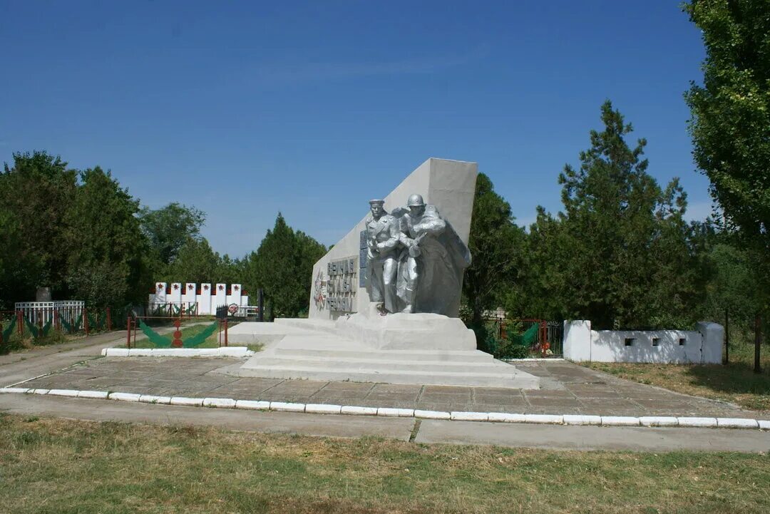 Поселок раздольное. Поселок Раздольное Крым. Раздольное Крым центр. Пгт Раздольное Крым центр. Раздольное Крым памятники.