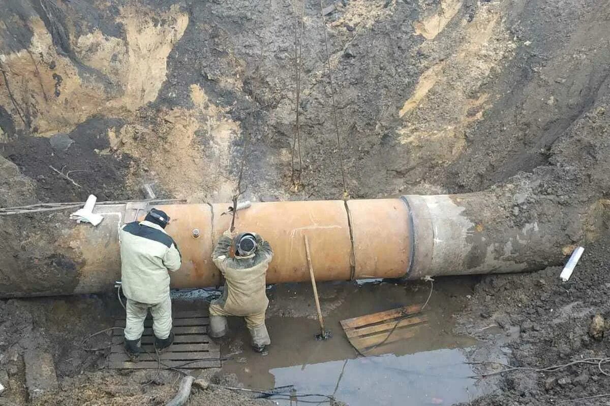 Прокладка трубопровода. Галкинский карьер билимбай глубина. Старые задвижки водоканала. Водоканал когда будет вода. Авария на водоводе.
