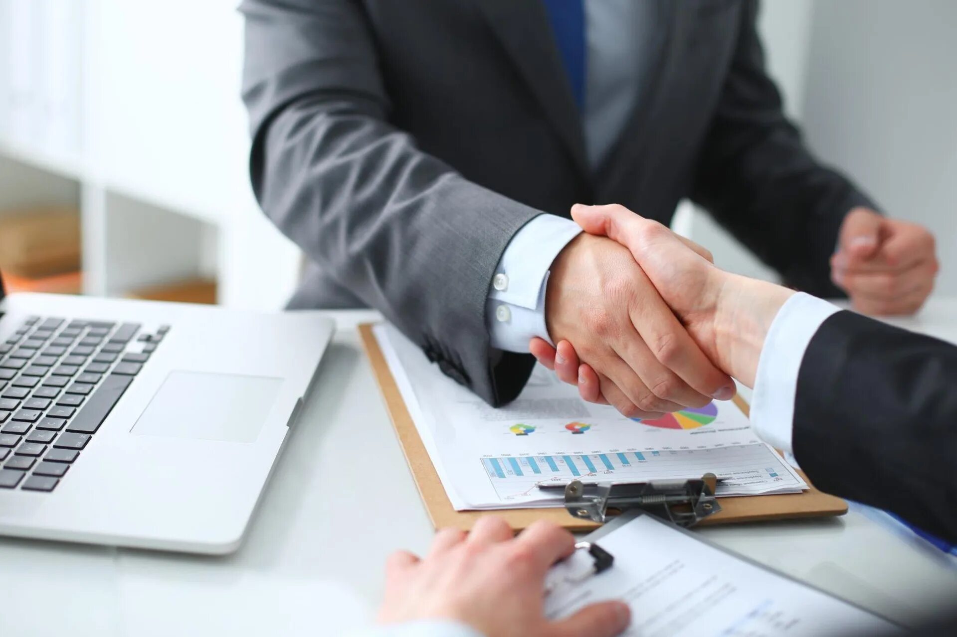 сотрудник банка. кредит для бизнеса 2024. кредит для бизнеса 2024. займы предпринимателям. кредитование бизнеса.