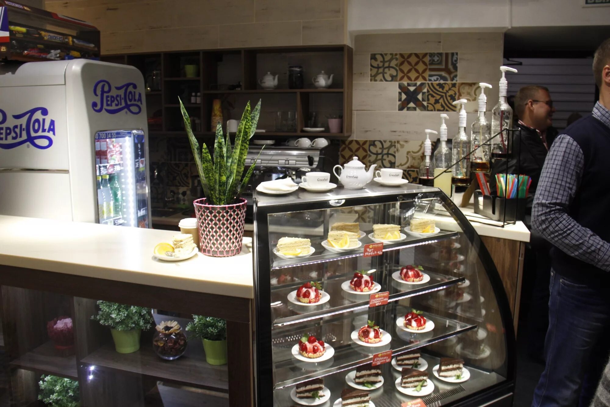 Кофейня в маленьком помещении. Кофейня. Проект мини кофейни. Что продаётся в кофейне. Барная стойка для мини кофейни.