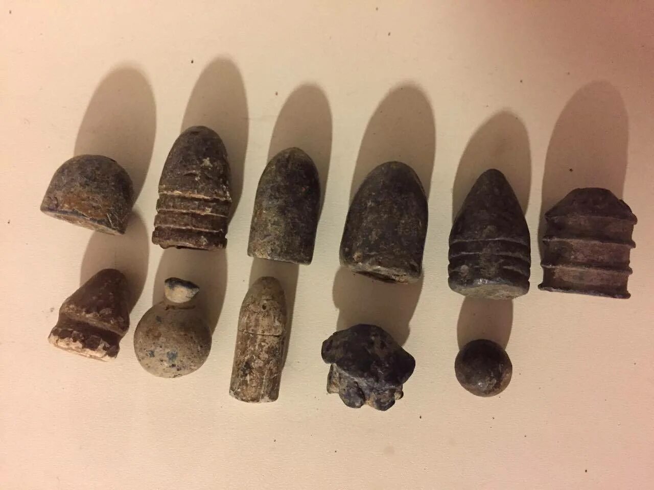 Пуля минье калибр. Старинные охотничьи пули. Старинная пуля с тремя канавками калибра 10 мм. Пули свинцовые 19в, минье, крнка, петерса, бердан, литтихский штуцер. Древние пули.