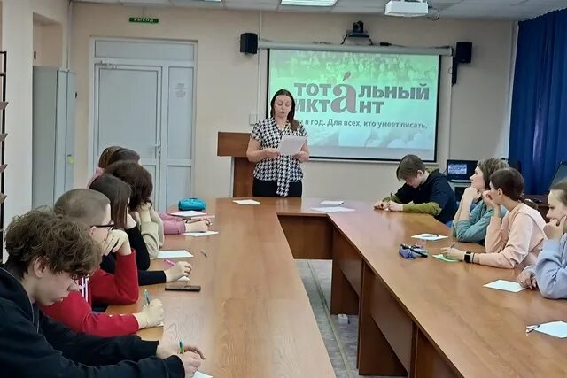 Преподаватель техникума вакансии. Курганский педагогический колледж. Преподаватель и студент. Педагог. Учителя в техникуме.