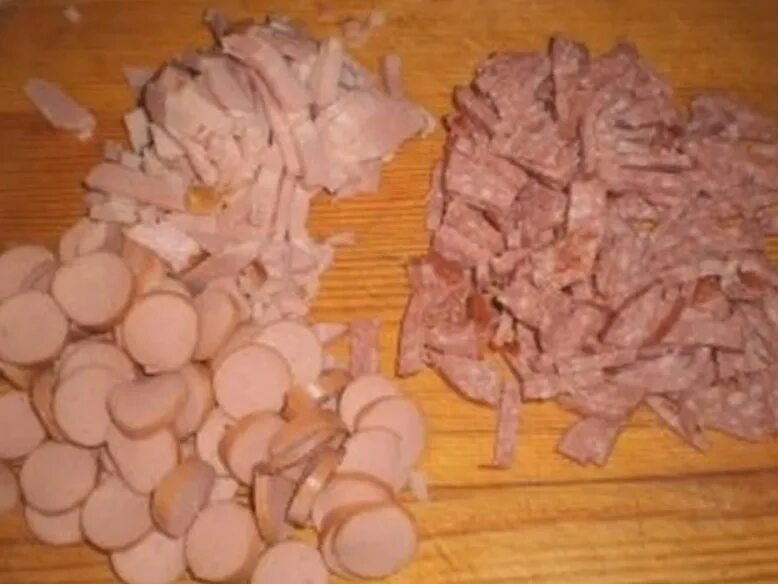 Как варить мясную солянку с колбасой. Солянка с колбасой. сосиска соломкой нарезка. солянка с копченой колбасой. нарезать колбасу соломкой.