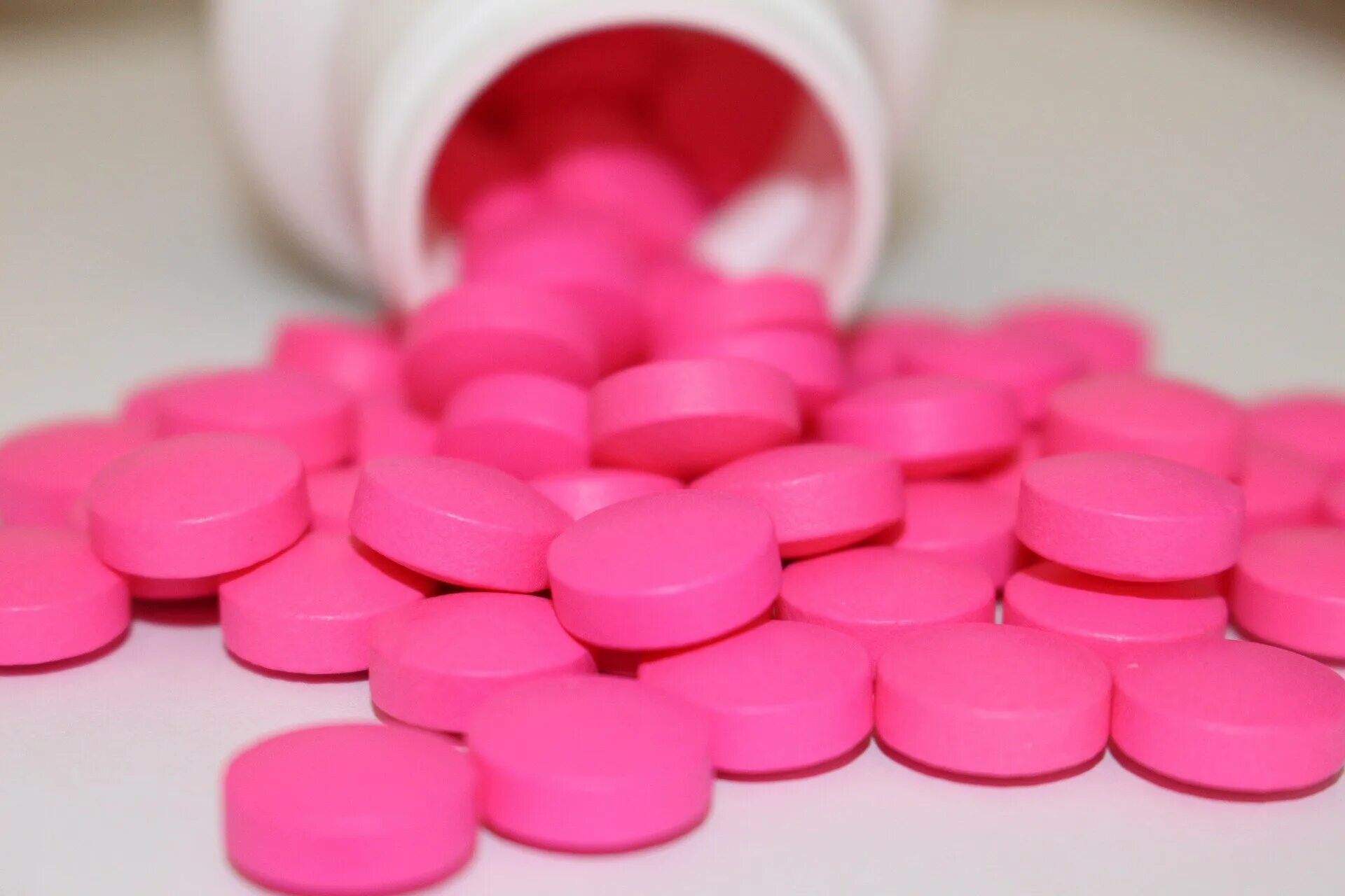 Ибупрофен понижает. Ибупрофен таблетки розовые таблетки. Ибупрофен розовые таблетки. Розовые круглые таблетки. Розовые таблетки снотворные.