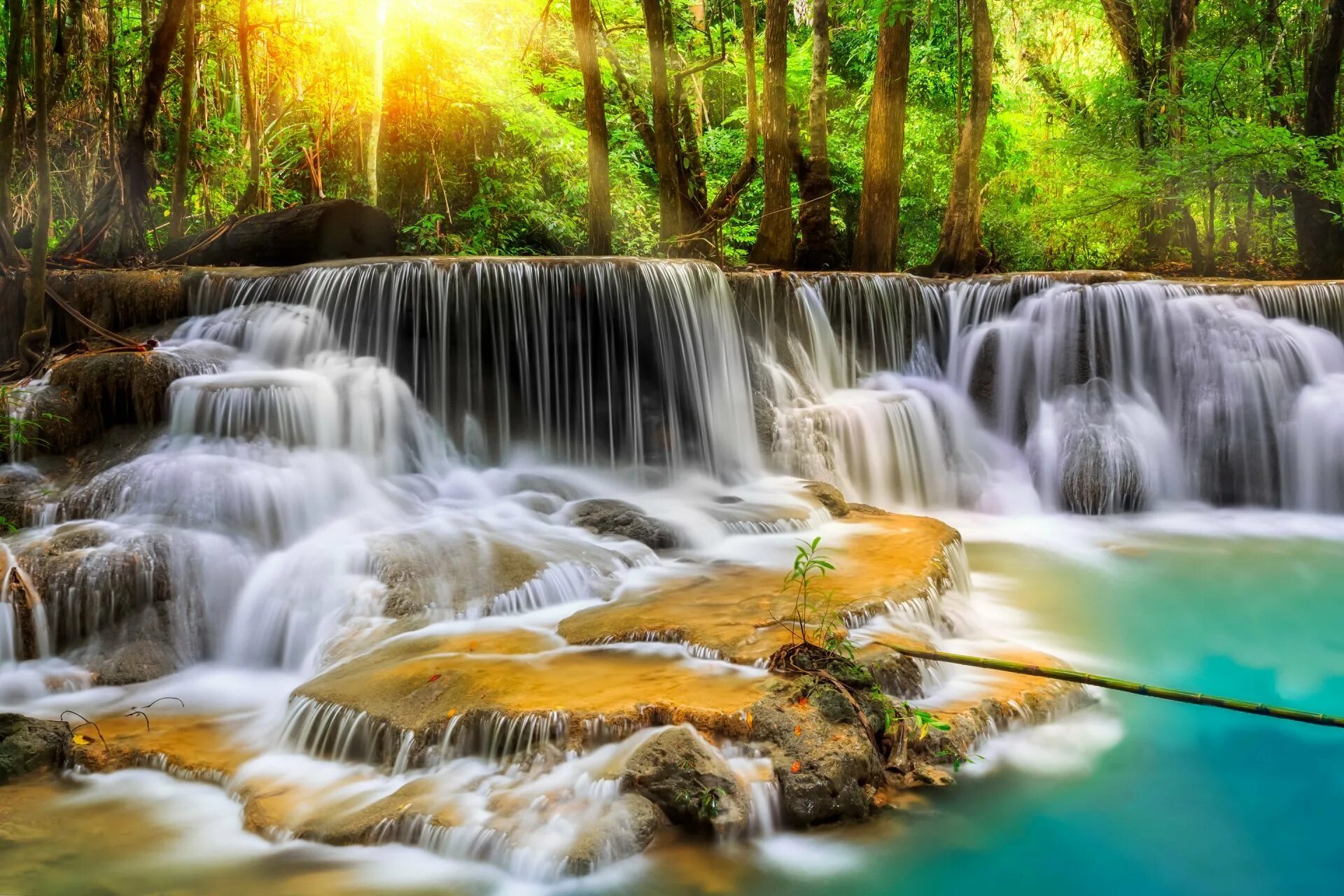 Красивые картинки на телефон на заставку лучше. Водопад Эраван. Парк Эраван Таиланд. Фотообои водопад Erawan. Водопад Эраван в Тайланде.