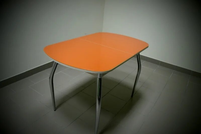 Стол оранжевый кухонный. Стол стеклянный оранжевый. Стол кухонный стеклянный оранжевый. Оранжевый стол для кухни. Оранжевый столик