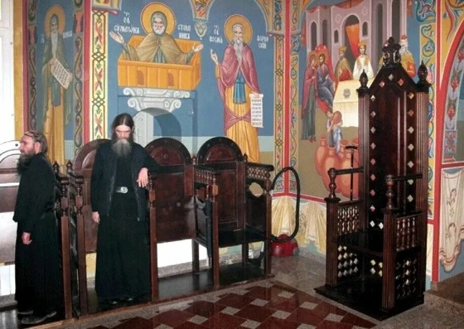 упц московского патриархата в киеве. земной поклон в храме. пустой храм. почему в православных храмах стоят.