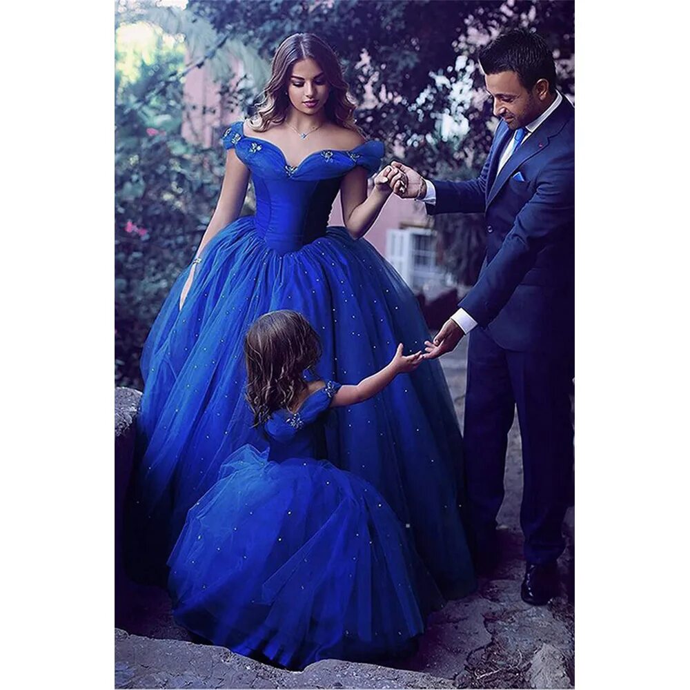Мама в синем платье. Бальные платья. Самые красивые бальные платья. Свадебное платье голубое. Девушка в синем платье.