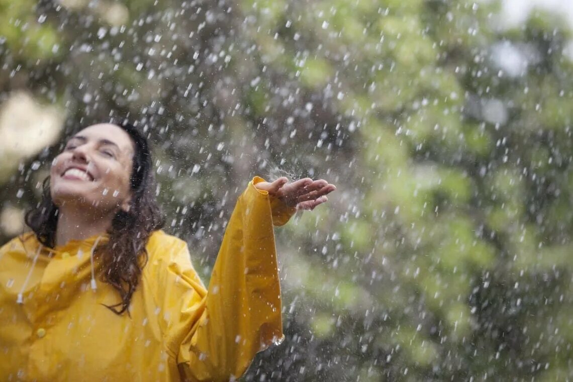 Rain фото. Женщина под дождем. Счастливый человек под дождем. Человек радуется дождю. Радость под дождем.