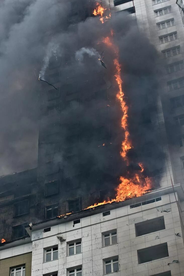 Горящие здания. Горящий многоэтажный дом. Горит жилой дом. Пожар в Москве. Сгорела многоэтажка