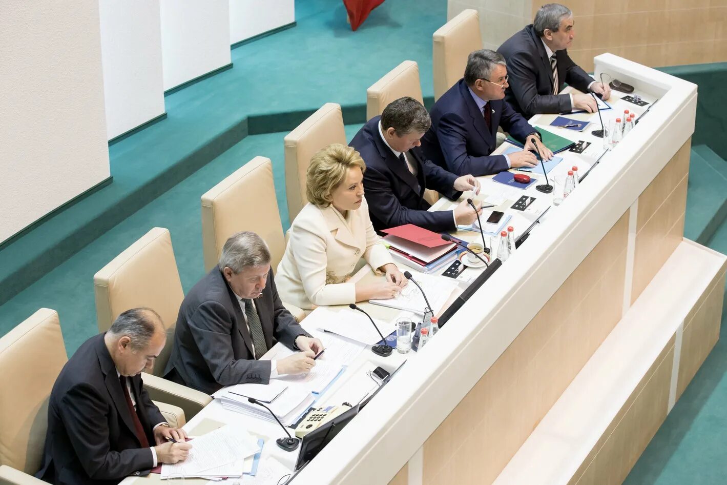 зарплата сенатора совета. сергей фабричный. госдума фото депутатов единая россия. депутаты смеются. депутат колобова госдума рф.