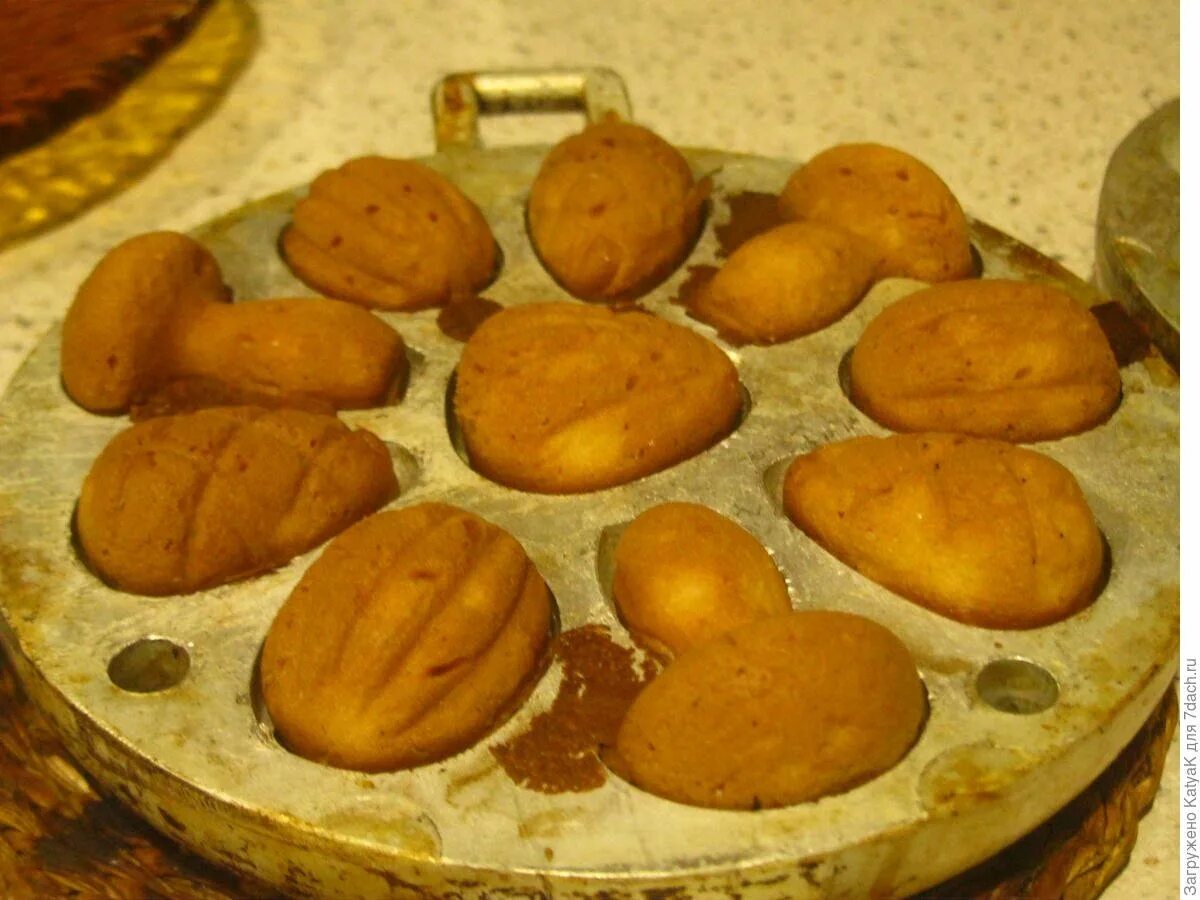 Рецепт печенья для формочек ссср на газу. Печенье орешки грибочки. Формочки для печенья. Форма для печенья грибочки. Советское печенье.
