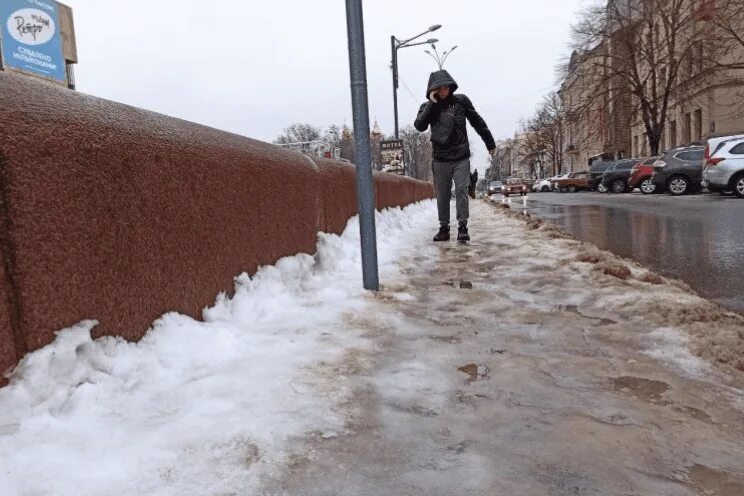 Лед на дороге. Лед на дороге. Гололед. Гололед на дороге. На коньках по улице.