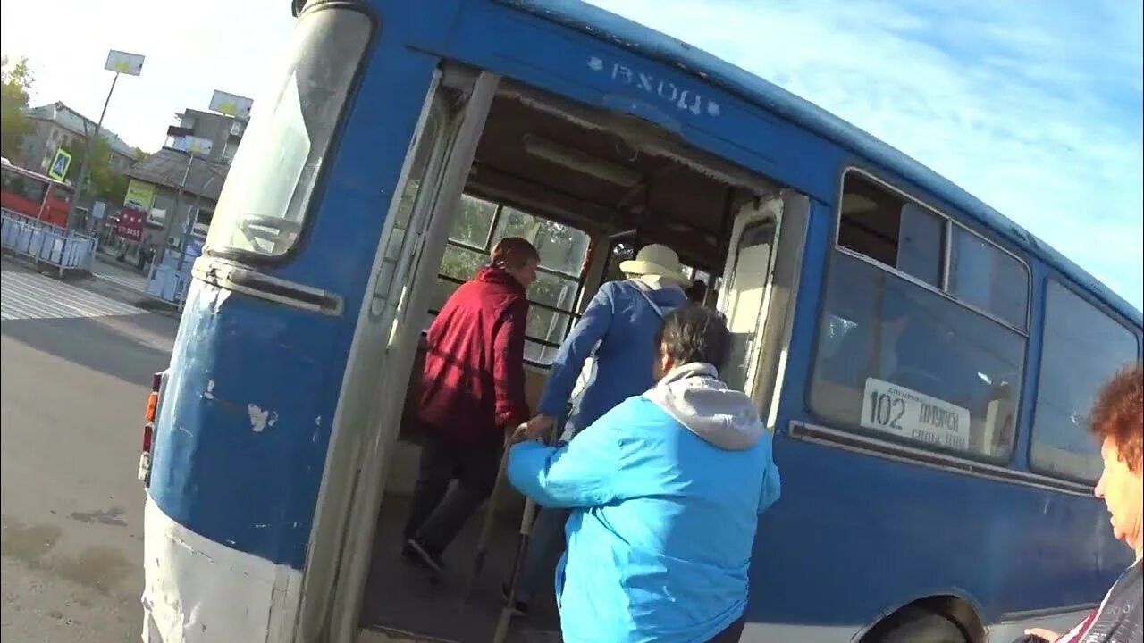 Автобус медленно едет. Долго автобус. лиаз звон бутылок.