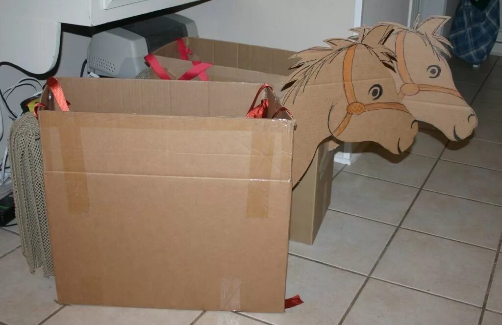 Лошадка из картона. Онь из картона. Лошадь из гофрокартона. Конь из картонных коробок. Конь сценка