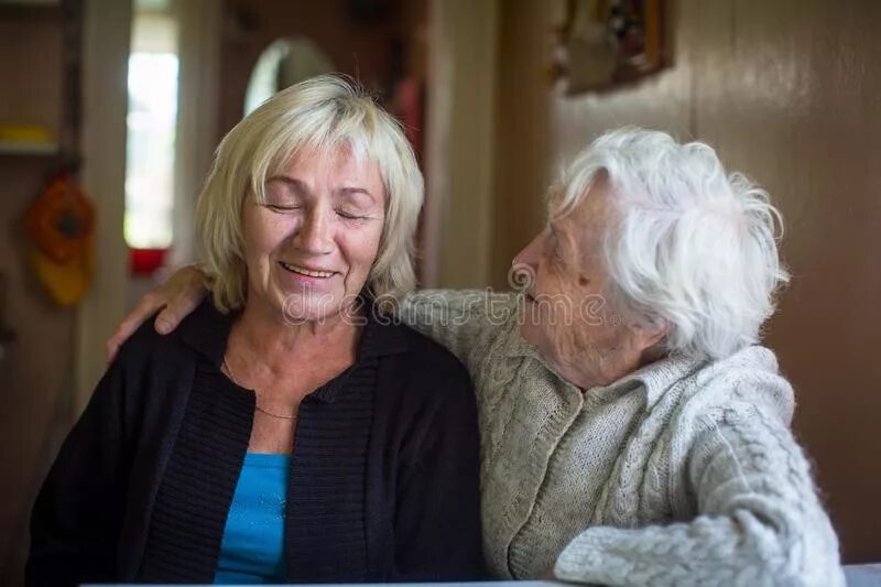 Пожилые сестры обнимаются фото. Her old mother take. Женщина мама. Селфи мать хот. Мама и бабушка.