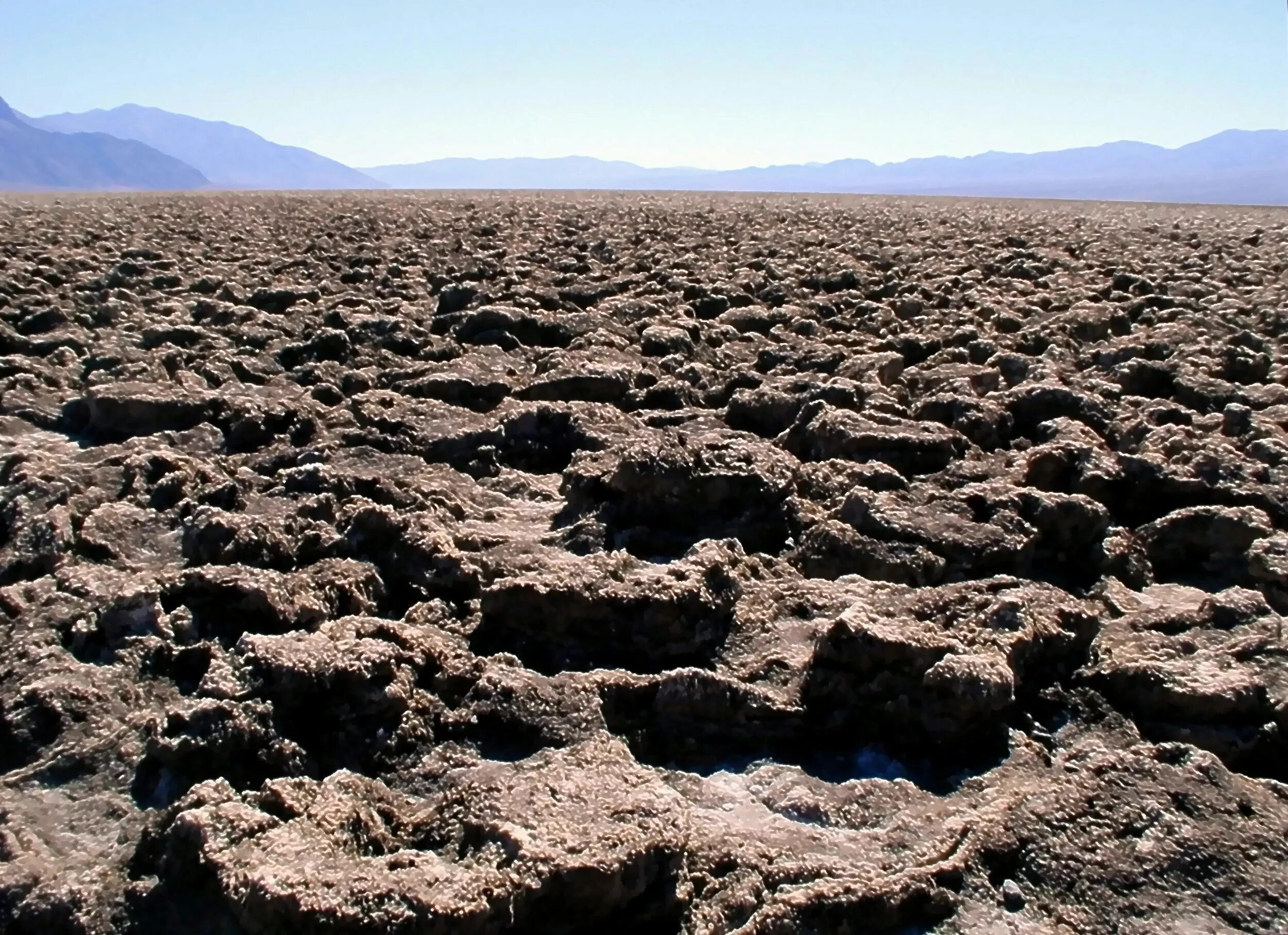 Долина смерти Мохаве. Почвенная эрозия. Лавовые поля пустыни Мохава. Разрушение почвы.