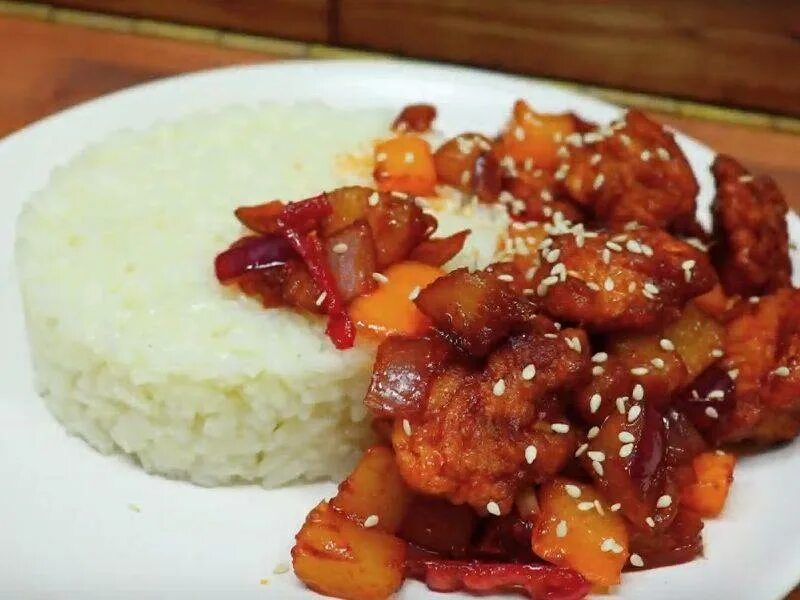 Свинина губаджоу. Мясо с ананасами в кисло сладком. Свинина в кисло-сладком соусе с ананасами. Говядина тушеная в кисло-сладком соусе. Мясо с ананасами в кисло сладком.