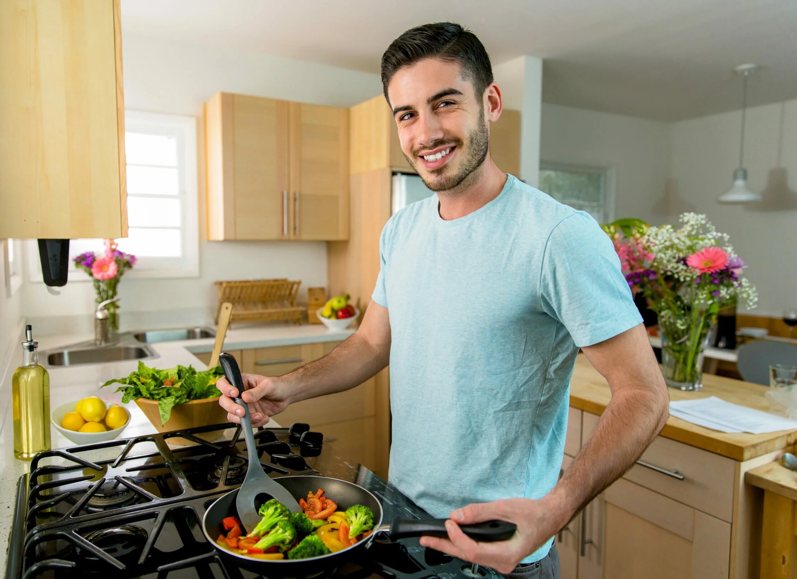 Cooking man. Мужчина на кухне. Мужчина готовит. Мужчина за готовкой на кухне. Мужчина у плиты.