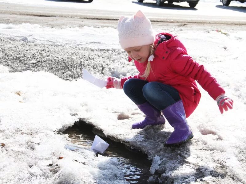 Дети пускают кораблики весной картинки. Дети пускают кораблики весной. Кораблик в луже. Дети пускают кораблики весной картинки. Кораблик в луже.