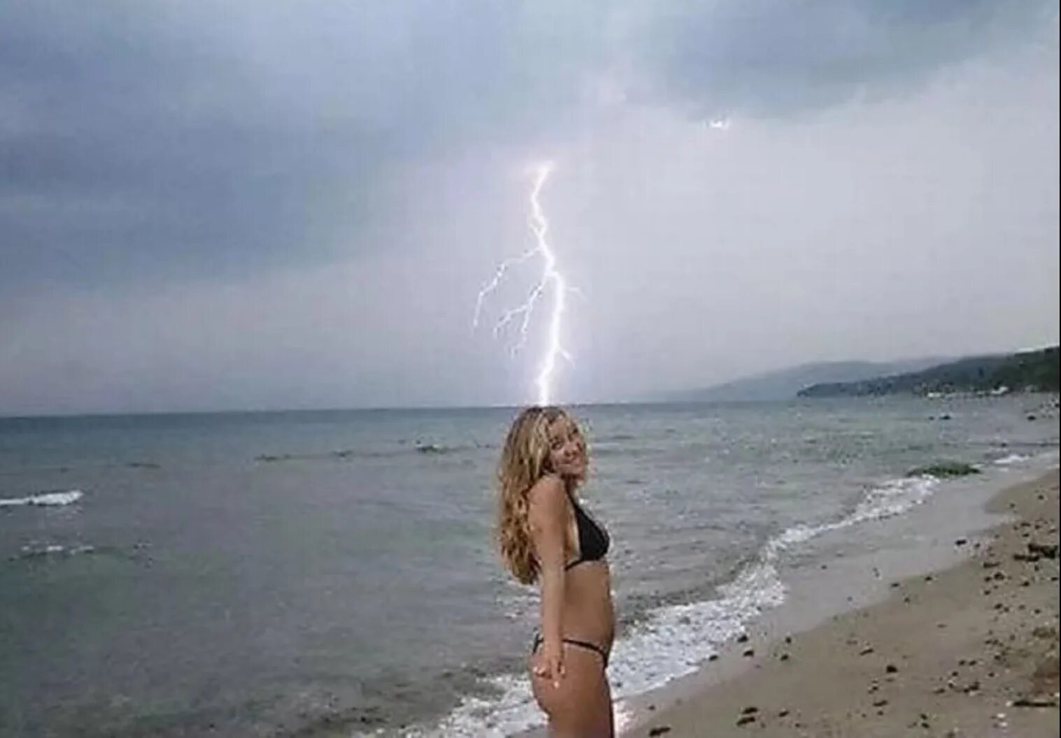 Девушка на мосту. Красивые девушки на фоне природы. Девочка на заднем плане. Девушка на мосту. Девочка на заднем плане.