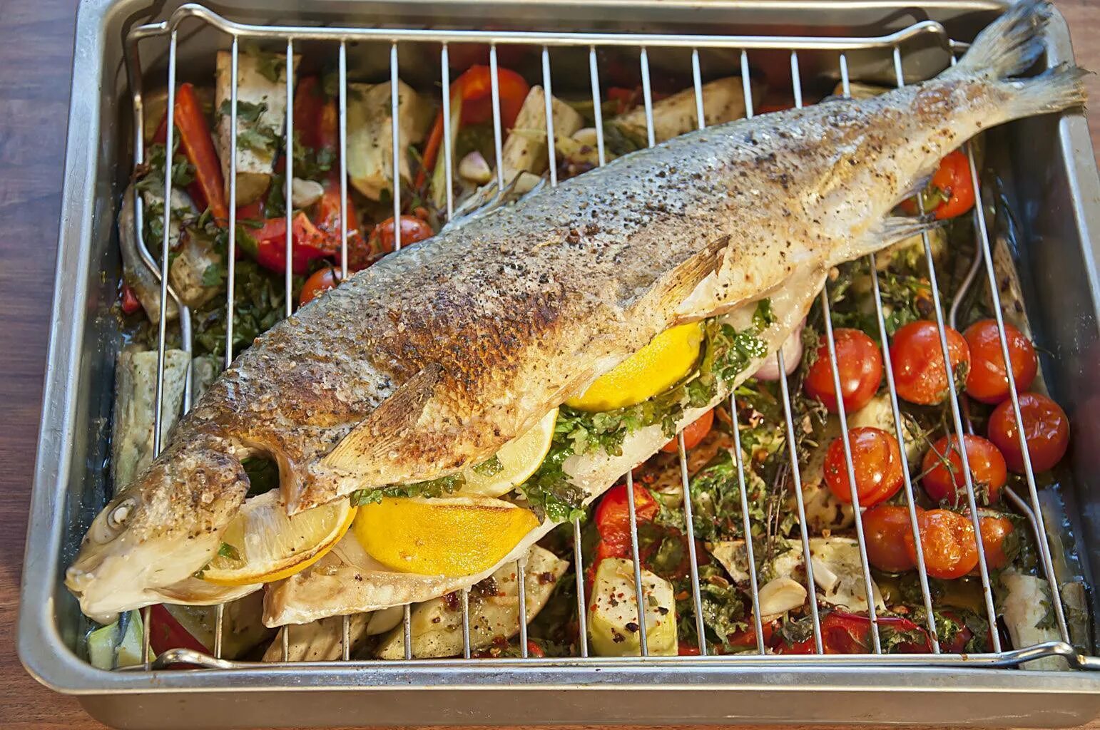 Запечь рыбу на мангале. Запеченная рыба. Рыба в духовке. Мангал рыба. Форель запеченная с овощами.