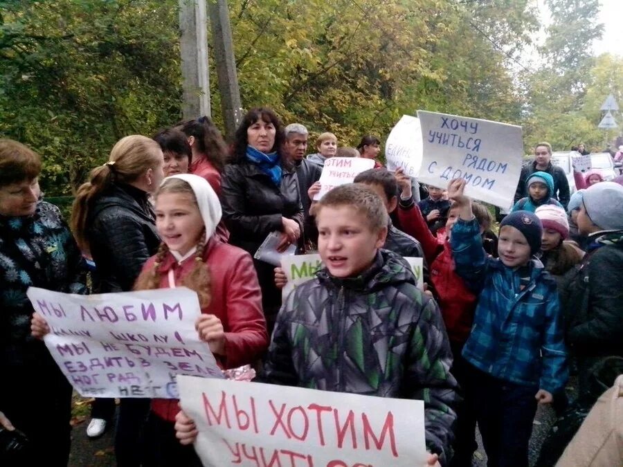 Присоединение школ. Мультикультурализм в европе. Несовершеннолетние на митинге. Мальчик пришёл в школу в юбке. Восстание против школы.