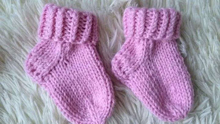 Носочки 6 месяцев. Детские вязаные носочки. Вязаные детские носки спицами. Носки для новорожденных спицами. Носки для девочки спицами.