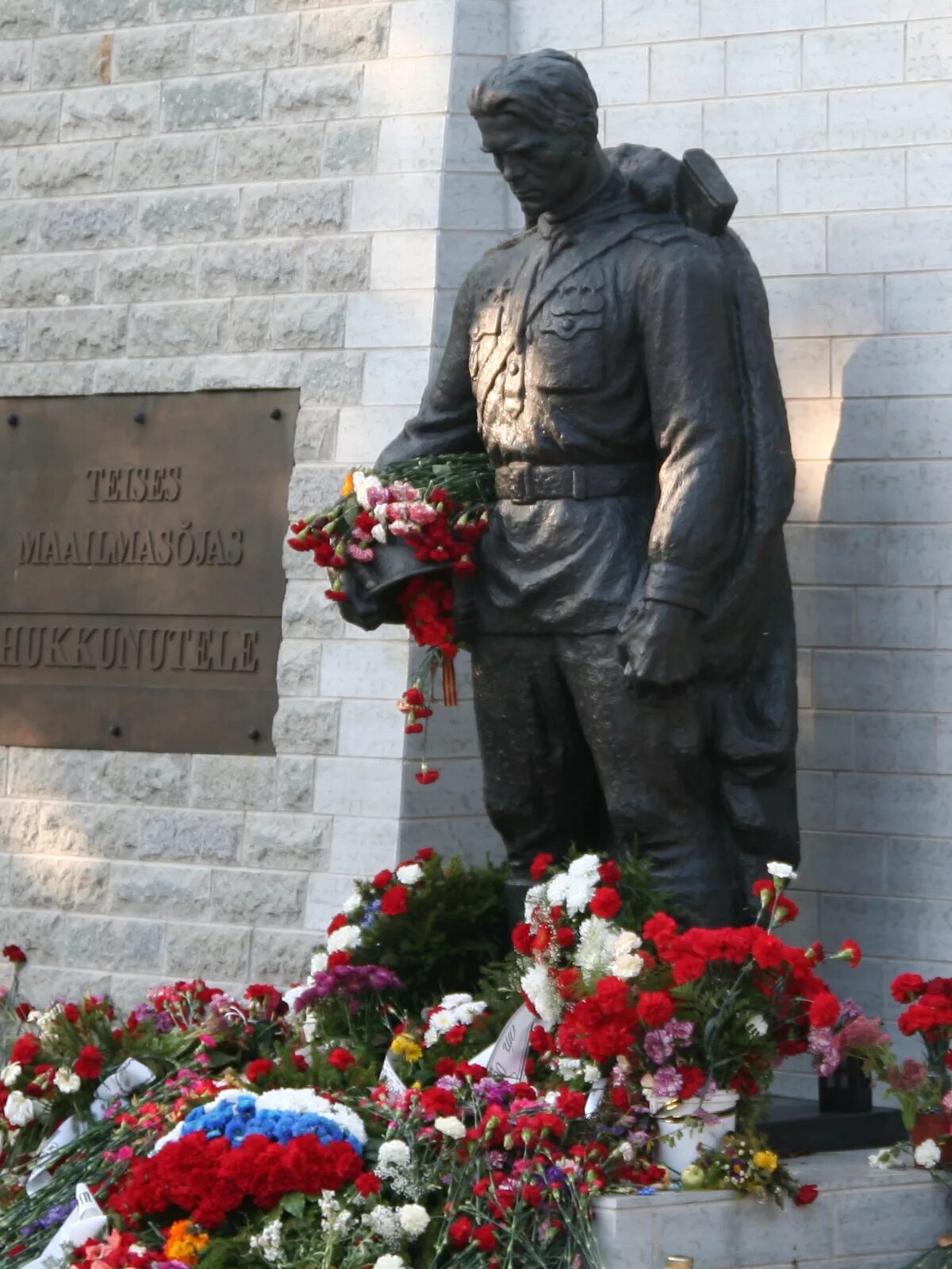 Памятник воину освободителю новокузнецк. Памятник солдата картинки. Памятник солдату вов. Памятник солдата картинки. Памятники неизвестного солдата новокузнецк.