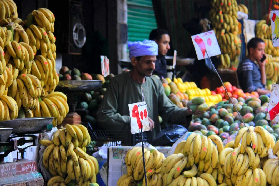 Сколько стоит каир. Рынок Атаба Каир. Фруктовый рынок в Каире. Каир винтажный рыкон. Каир рынок Coffee OMKALTHOUM.