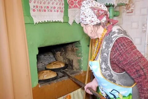 Мама печет хлеб