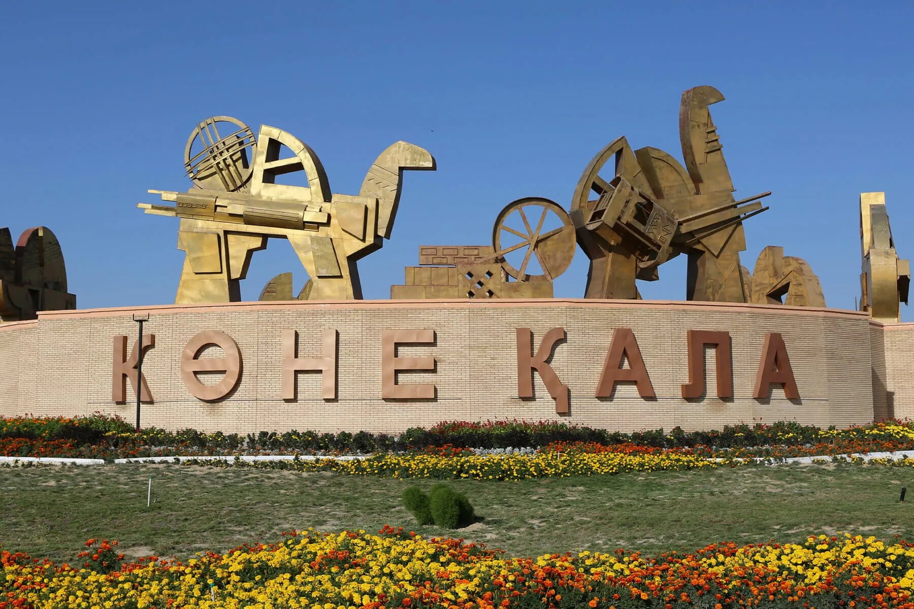 Чимкент астана. Чимкент город в Казахстане. Шымкент достопримечательности. Главная достопримечательность Шымкент. Монумент Байдибек би Шымкент.