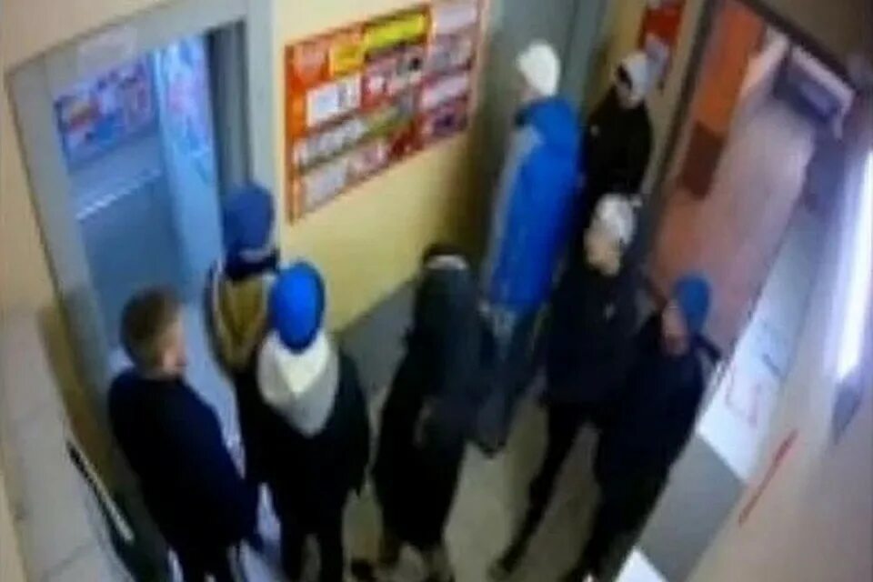 Избиение людей в белгороде. Мальчика избили и раздели. Драка девушка избила парня. Избиение людей в белгороде. Губкин мужчина избивает.