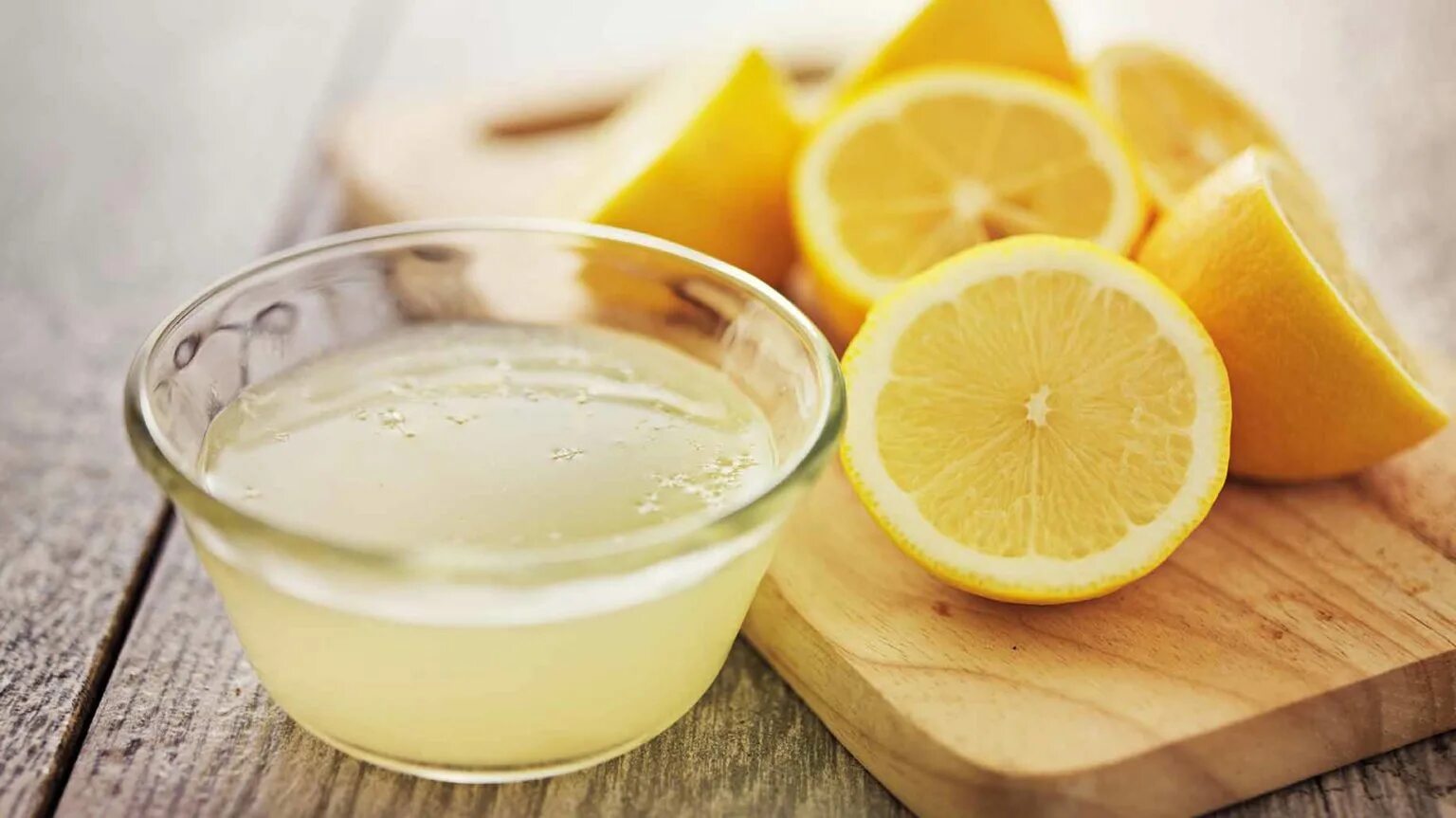 Лечение лимонным соком. Сок из лимона. Сок lemon fresh. Лимонный фреш. Лечение лимонным соком.