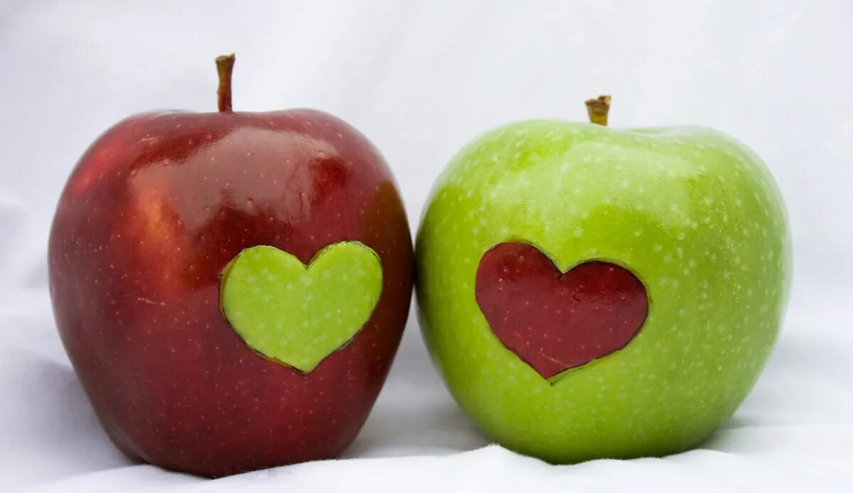 Яблоня любовь. Яблоко в форме сердца. Половинка яблока. Две половинки яблока. Фрукты в форме сердца.