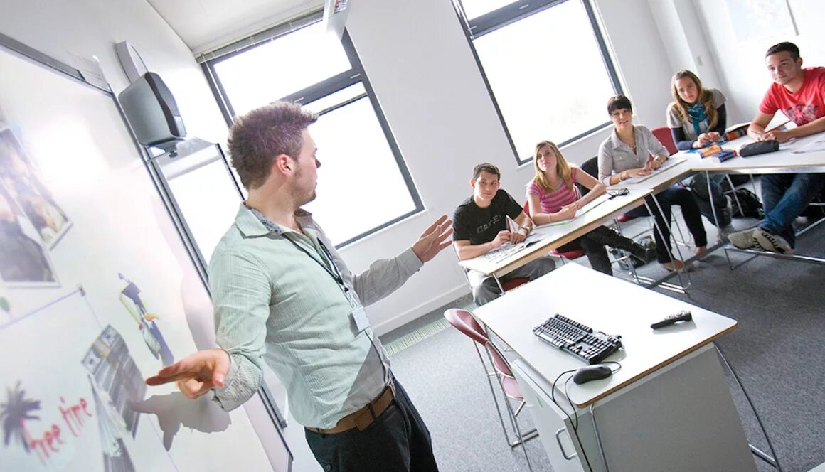 Class vr. Autistic person. African students in school technology. Small classroom. Маленький класс.