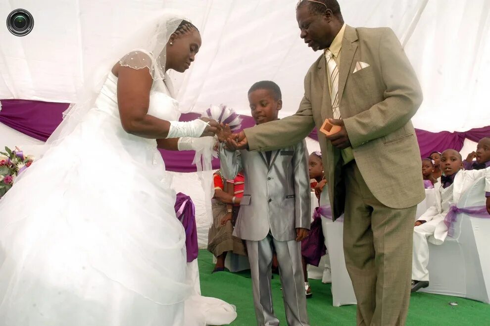Хелен Шабангу. Санеле Масилела. Санеле Масилела женился на 61-летней Хелен Шабангу. Санеле Масилела и Хелен.