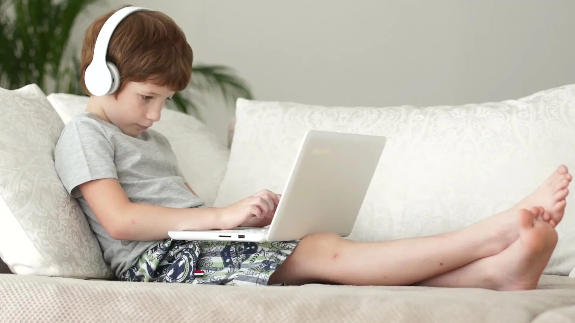 Подросток с ноутбуком. Мальчик с ноутбуком. Ребенок с ноутбуком. Школьник с ноутбуком Мем.