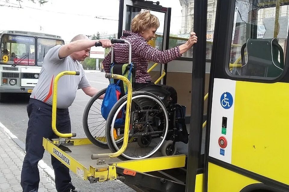 Доступность транспортных услуг для инвалидов. Автобусы для маломобильных групп населения. Автобус с подъемником для инвалидов. Приспособления в автобусе для инвалидов. Низкопольные автобусы для инвалидов.