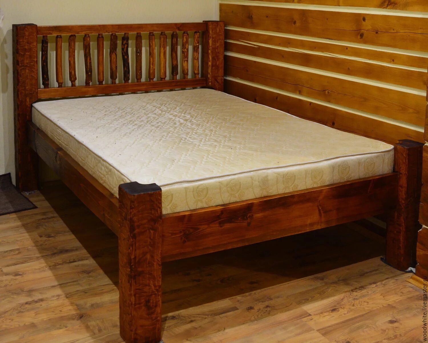 Самодельная кровать из дерева. Кровать деревянная. Кровать из натурального дерева. Деревянная кровать из бруса. Кровать двуспальная деревянная.