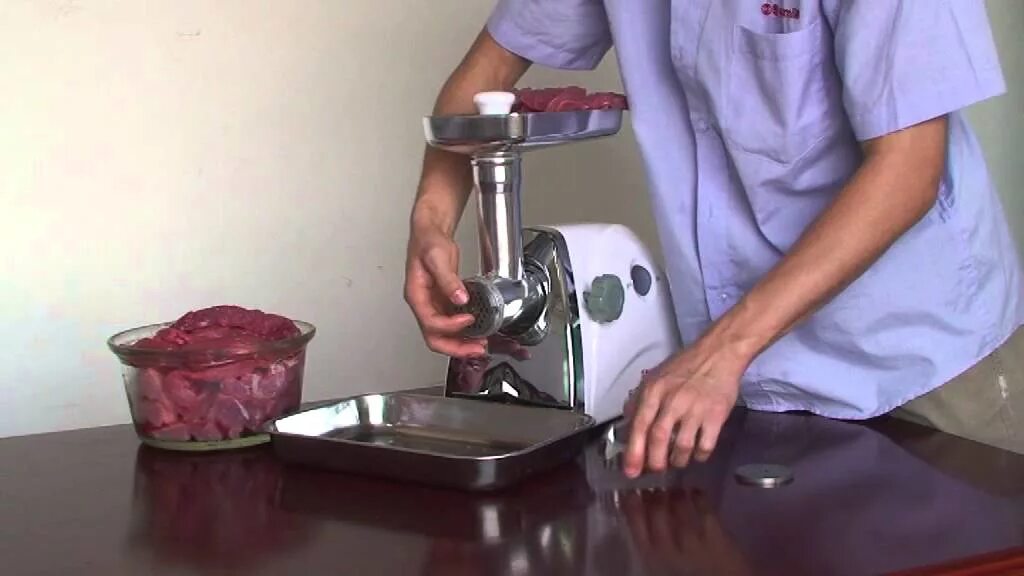 Подарили мясорубки. Мясорубка meat Grinder 168. Мясорубка для мяса на шаурму. Девушка с мясорубкой.